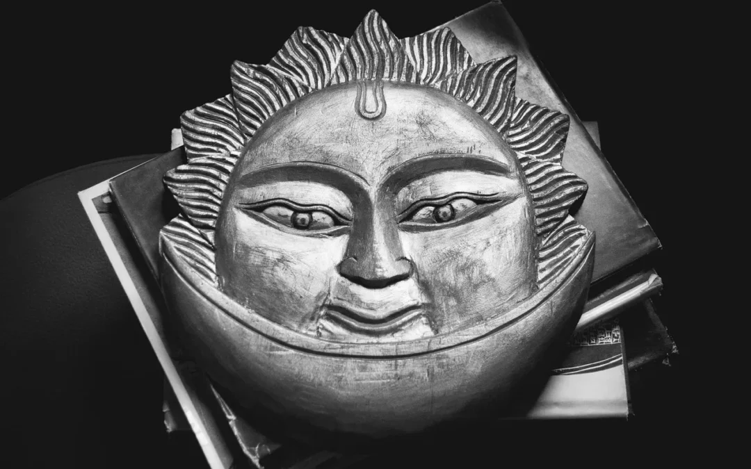 Masque solaire en métal sur fond noir.