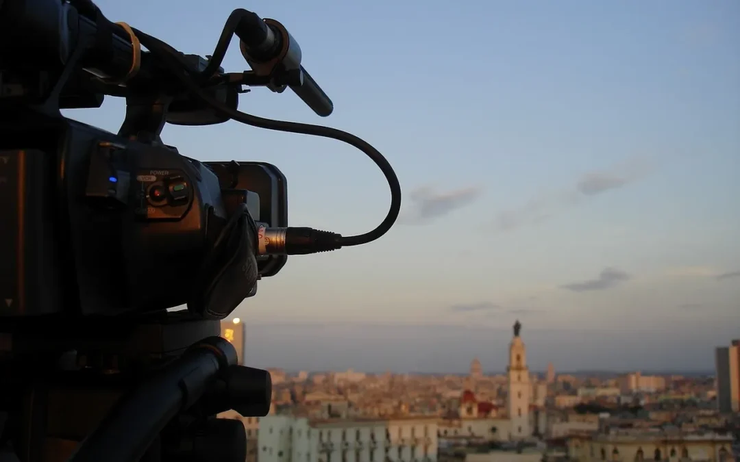 Caméra vidéo filmant une ville au coucher du soleil.