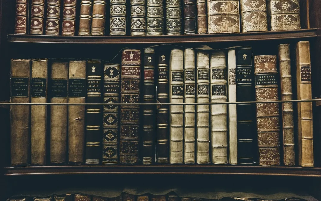 Étagère remplie de livres anciens reliés en cuir.